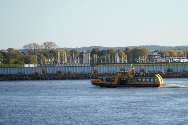 Ausflugsdampfer auf der Elbe