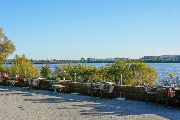 Aussicht auf die Elbe mit Tisch und Stühlen